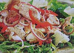 Салат из куриной грудки, перца, красного лука и зелени
